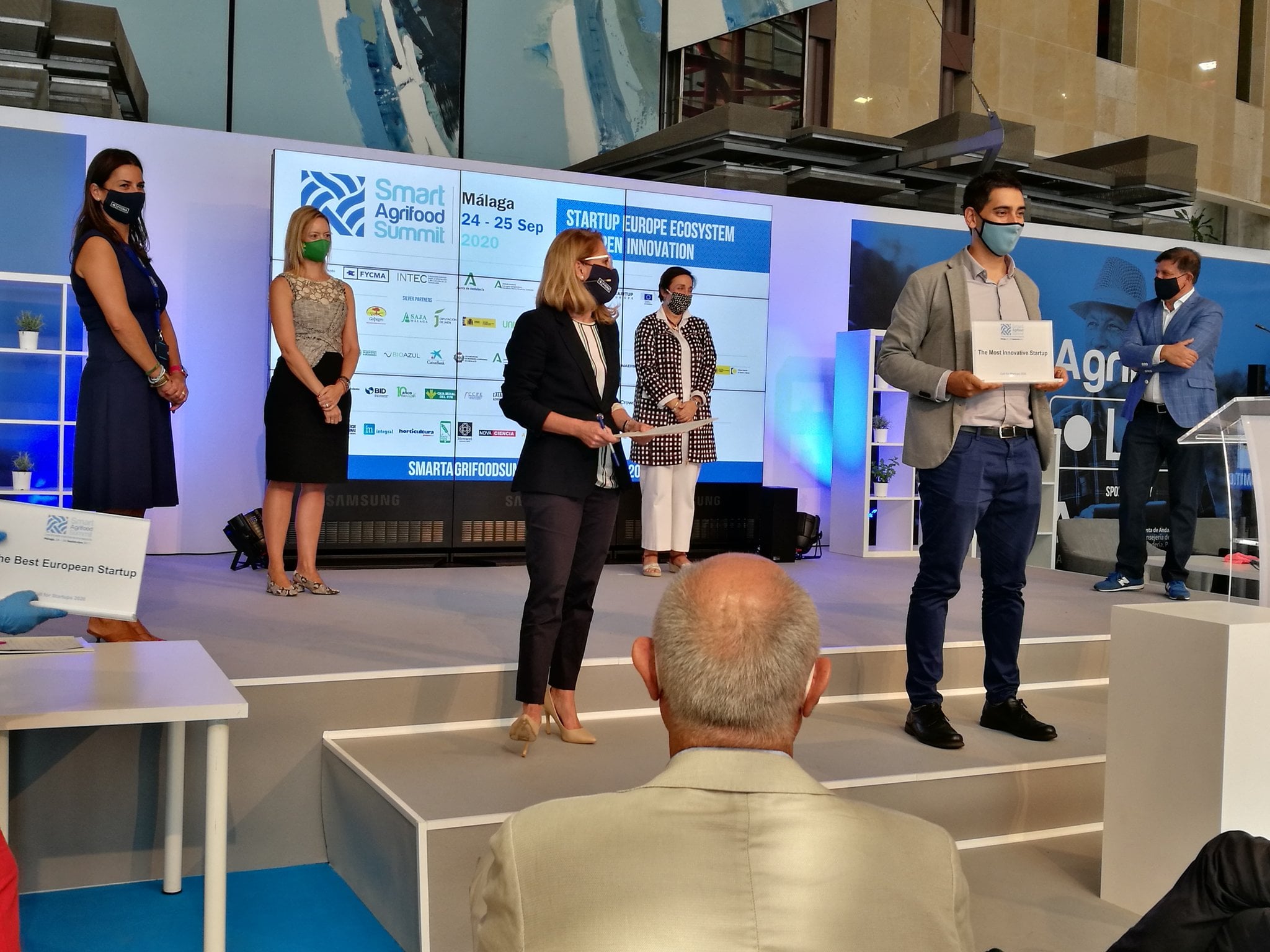 Nuestro CEO Samuel López recogiendo el premio The Most Innovative Startup a Plantae.