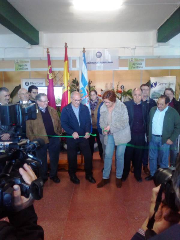 Momento de inauguración de la feria por parte de la alcaldesa Juana Guardiola