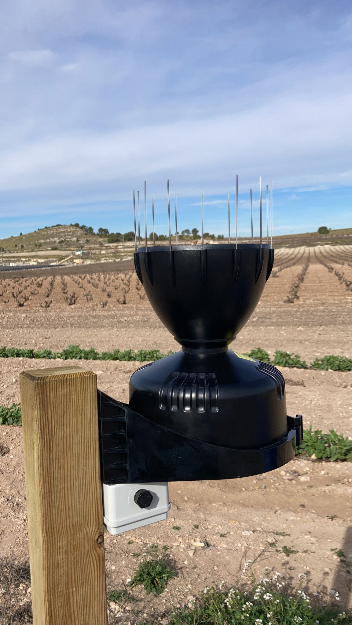 Estación meteorológica agrícola con sensores de temperatura exterior
