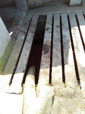 Depósito enterrado con rejilla adaptada para su extracción