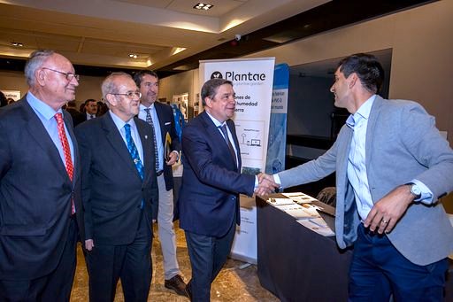 Plantae saludando a Seños ministro de agricultura