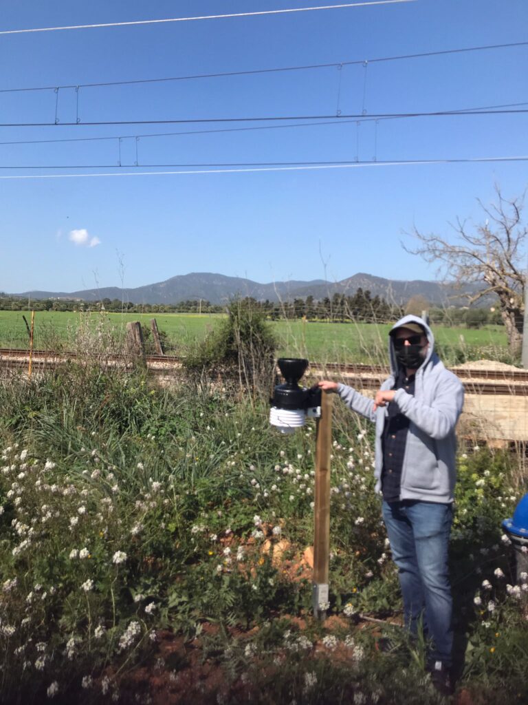 Estación meteorologica en olivo ecológico